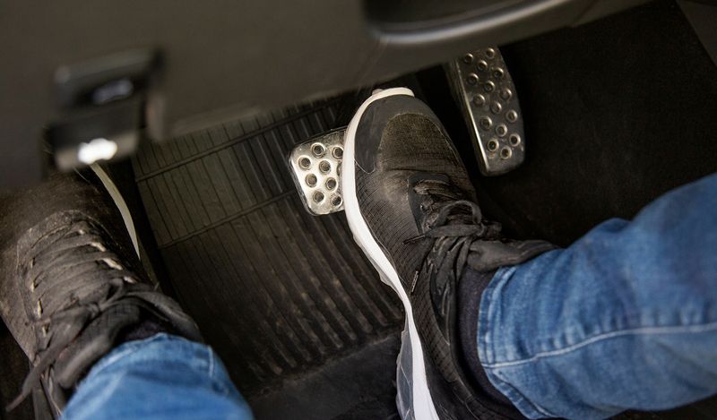 Tespads Manual testing guide Image of manual car pedals with someone with their feet on the pedals.